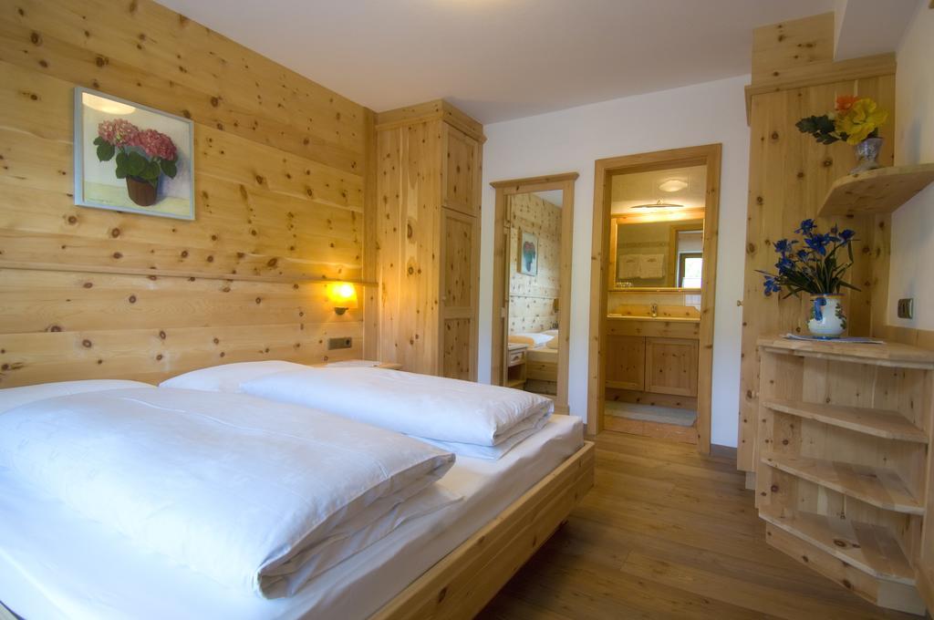 سان كاسيانو Family And Wellness Residence Ciasa Antersies الغرفة الصورة