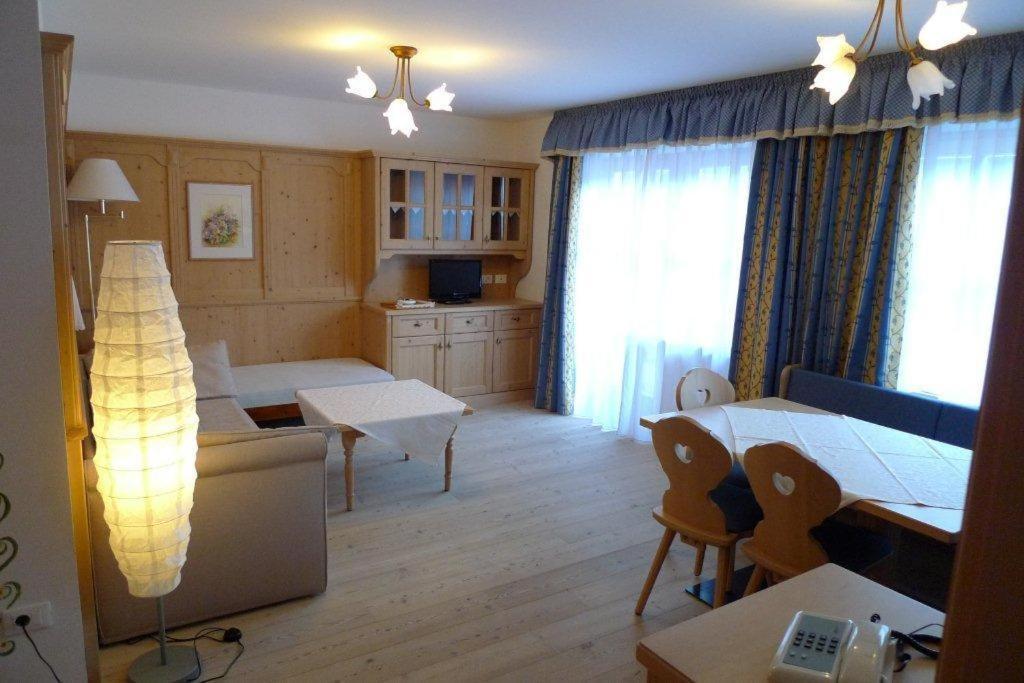 سان كاسيانو Family And Wellness Residence Ciasa Antersies الغرفة الصورة