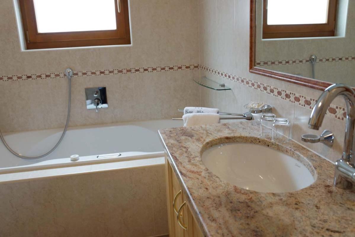 سان كاسيانو Family And Wellness Residence Ciasa Antersies الغرفة الصورة